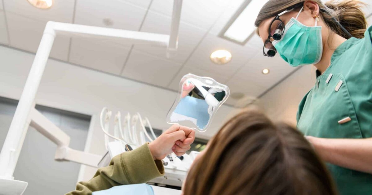 Mondhygiënist Lianne bespreekt mondgezondheid met patiënt bij Kies & Co IJsselstein