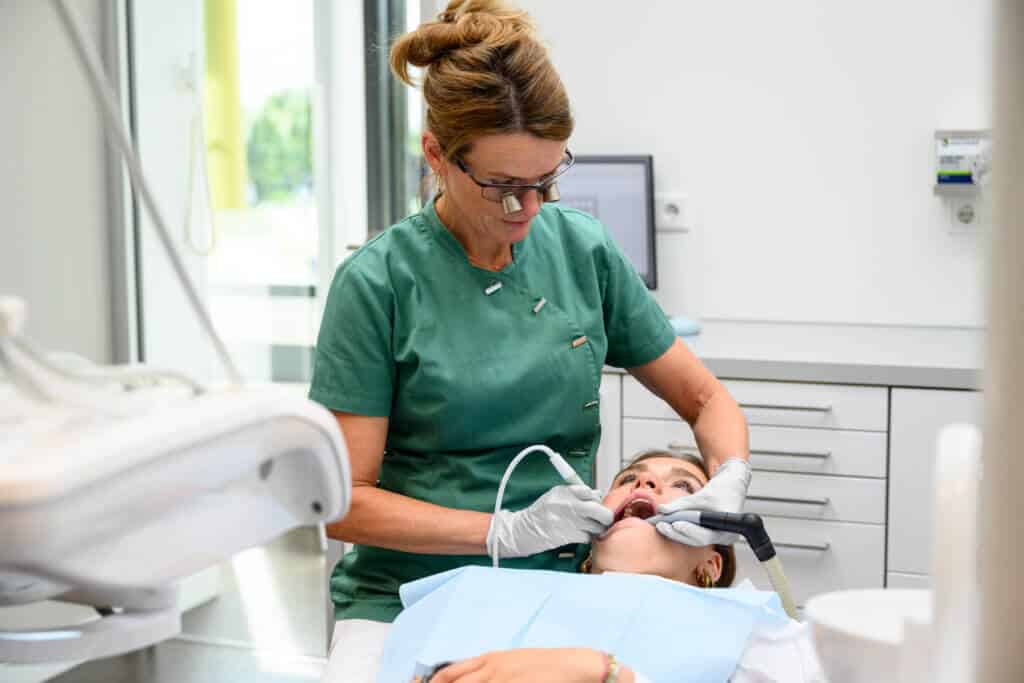 Mondhygiënist behandelt patiënt bij Tandartspraktijk Kies & Co IJsselstein